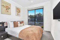 Modern 4-bedroom Costal Retreat - Minutes from Aldinga's Drive on Beach