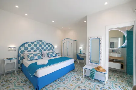 Villa Teresea: 3BR/3BA + Garden •Just steps from the beach-On the Main Road