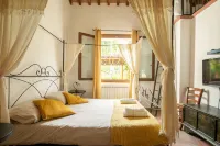 Sun & Moon Cottage with private pool and garden Hotels in Montescudaio