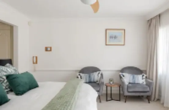 Spacious 5-bedroom house in amazing Sandton with AC