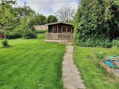 The Cabin, very quiet location Hotels in 
