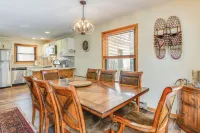 3 min to Mt Snow & FREE Shuttle! Family-Size fun, Wood Fireplace, Arcades.