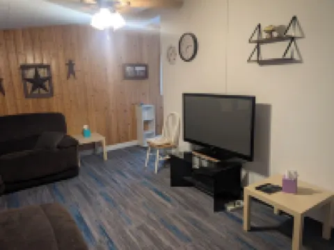 Near the park! 3-bedroom house with wifi and AC