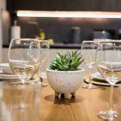 Central Birmingham Getaway: Luxury 2-Bedroom, Netflix, Games & Parking Dining/Meeting Rooms