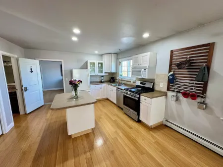 New! Old Orchard Beach Apartment Отели рядом с достопримечательностью «Палас Плейленд»