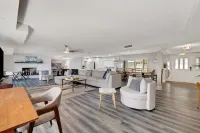 Beautiful Lake View Retreat Drivable To Theme Parks 3 Bedroom Home
