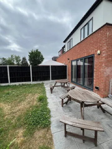 Terrific 5bedroom house with WiFi ,2 min walk to RedBridge underground station