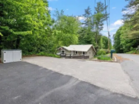 Cozy 3-bedroom chalet in charming Gilford with Hot Tub! Hotels in Gilford