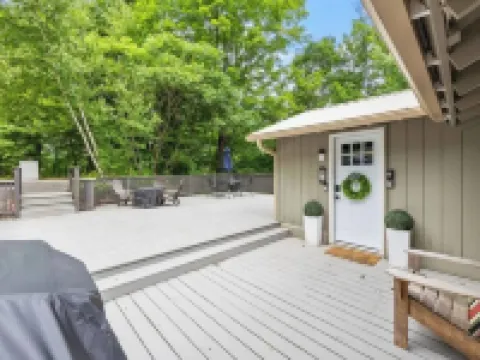 Cozy 3-bedroom chalet in charming Gilford with Hot Tub! Hotels in Gilford