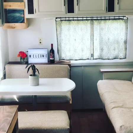 Cozy campground with 1 bedroom and WiFi, AC near beautiful Elk Rapids Отели в г. Торч Лейк Тауншип