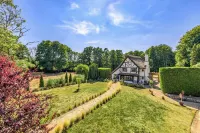 16th Century Chocolate box Thatched Cottage within 2.5 Acres Hotels in West End