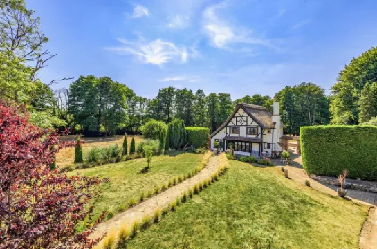 16th Century Chocolate box Thatched Cottage within 2.5 Acres Hotels in West End