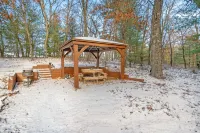 Sand Rock Lodge, Fire Pit, 3bd, 2bth sleeps 10 Hotels in Lyndon