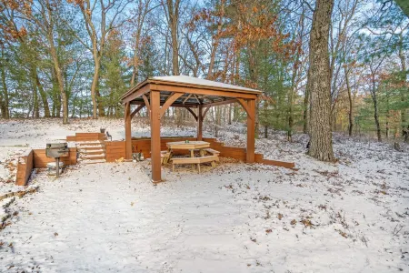 Sand Rock Lodge, Fire Pit, 3bd, 2bth sleeps 10 Отели в г. Линдон
