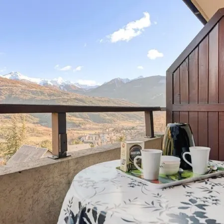Mountain-view apartment sleeps 6
