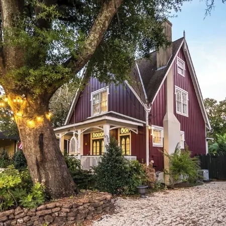 Charming 3-bedroom cottage in Oakleigh Historical District in downtown Mobile