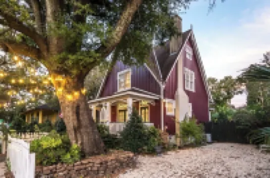 Charming 3-bedroom cottage in Oakleigh Historical District in downtown Mobile