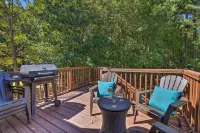Peaceful Dallas Home w/ Deck + Charcoal Grill - Wifi