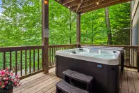 Luxury Mountain Retreat with Hot Tub and Scenic Views - Exquisite Cabin