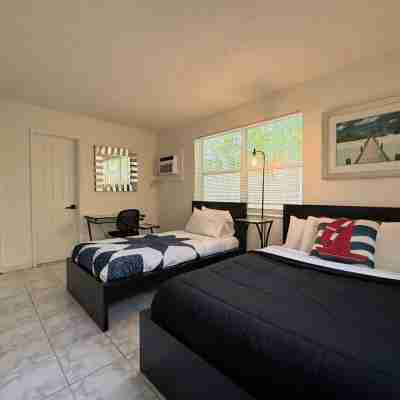 Delight Retreat Apt 4 Min Walk to Beach Rooms