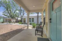 메인 스트리트까지 걸어가는 뜨거운 욕조가 있는 Grove-c