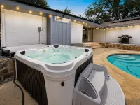 Luxury Escape - Pool, Hot Tub, Arcade, Games, BBQ & Outdoor Lounge!