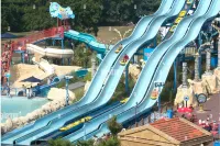 Thorpe Park Lodge | Ground Floor Detached + 2 Free Gated Parking Spaces Hotels in Egham