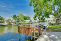 Waterfront Okeechobee Getaway w/ Backyard Dock! - 3 étoiles