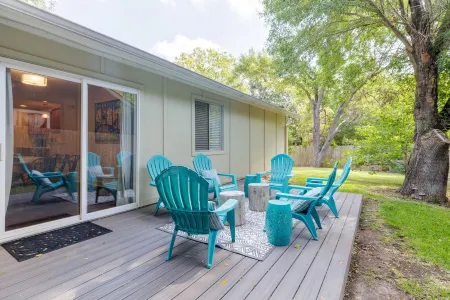 Cozy, Updated Home with 2 Kings & Foosball, Near Domain, Q2, Downtown Austin Отели рядом с достопримечательностью «Microelectronics Research Center Department of Electrical and Computer Engineering»