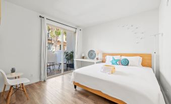 Private Entry Suite w Patio Bath Kitchenette