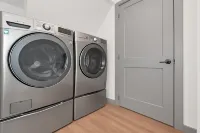 Hidden Oasis in Victoria, BC 사니치 호텔