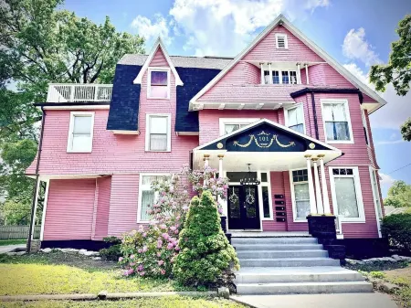 Valentine Suite / 1BD/1BA Apt in Holiday House