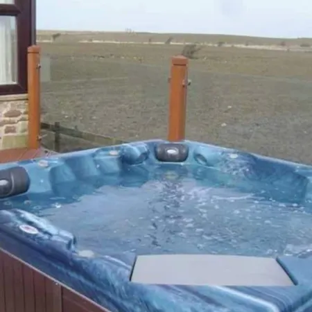 Cottage - Sleeps 5 - Hot Tub - Garden - Parking