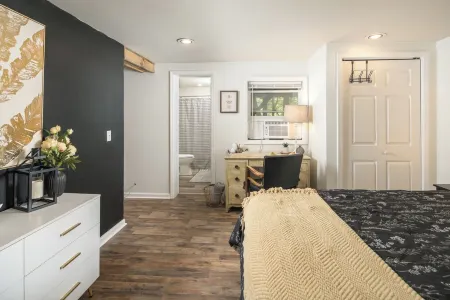 Cozy Cabin Getaway - King Bed, Peaceful!! Two Miles from App - Private Basement