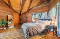 Lakeview Cabin > Unique Mid-Century Tucked in Bluff