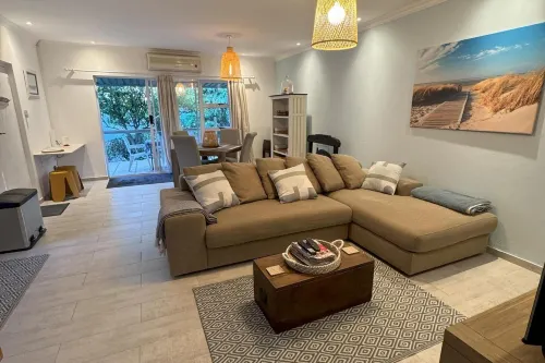 Cottage - Sleeps 4 - Pet Friendly - Pool - Parking - 3-نجوم