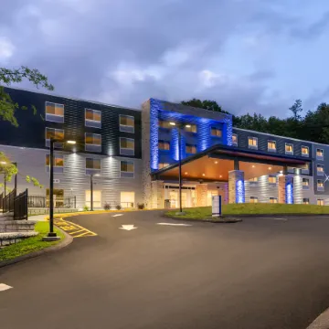 Holiday Inn Express & Suites Pittsfield-Lenox-Berkshires by IHG