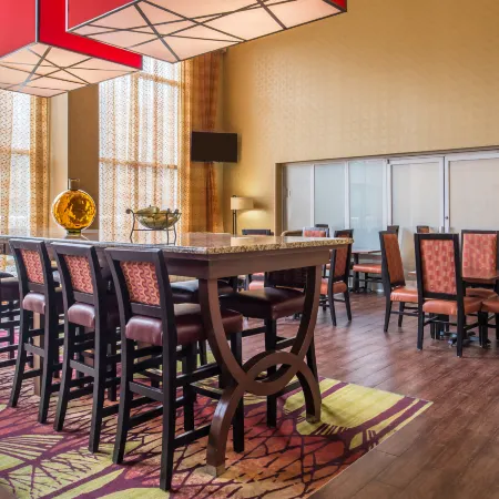 Hampton Inn & Suites Charlotte-Arrowood Rd. Отели рядом с достопримечательностью «Торговый центр SouthPark»
