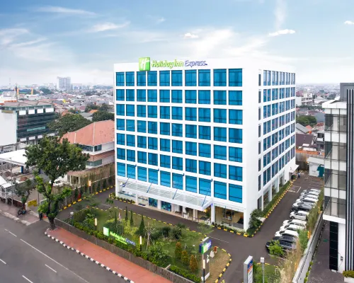 Holiday Inn Express Jakarta Menteng Hotels near Arion Mall