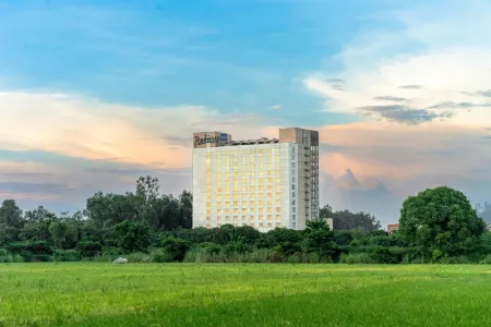 Radisson Blu Hotel Greater Noida Отели рядом с достопримечательностью «ЮНИВЕРСИТИ ШАРДА»