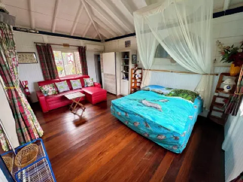 Charming Bungalow with Swimming Pool, All Comfort. Classified  by Atout France. Hotels in 