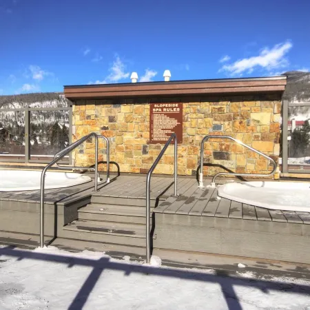 2759 Slopeside 1 Bedroom Condo by RedAwning