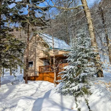 Cabin Close to Town, Snowmobile Access, Parking & Hot Tub