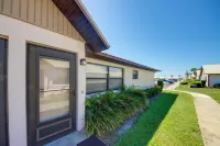 Screened Porch + Pool Access: Cozy Sebring Condo - parking