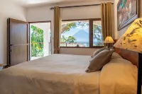 Hotel y Centro de Convenciones Jardines del Lago