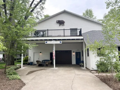 4 bed/3 bath huge house, 1.5 blocks to beach/town, hot tub/game rm, dog friendly