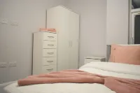 Charming 5 Bedroom Home in High Wycombe Perfect for Families