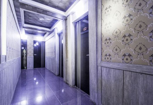 짝 모텔의 깨끗한 내부 모습