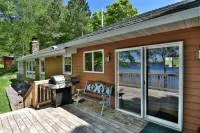 Butler's Bay Teal Lake 4 Bedroom Hotel Room by RedAwning - Homestays