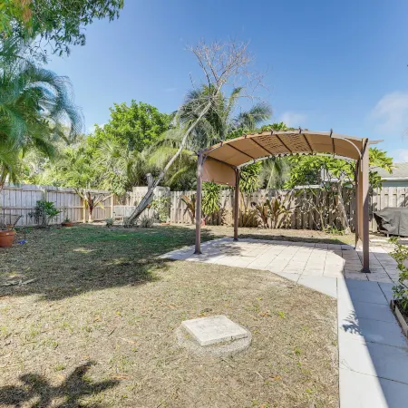 3 Mi to Jensen Beach: Pet-friendly Getaway w/ Yard